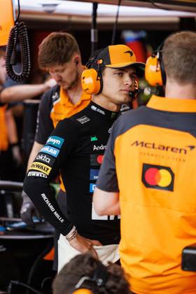 October 4, 2025, Singapore, Singapore: Lando Norris of Great Britain and the McLaren Formula 1 Team in the garage during the final practice at the Marina Bay Street Circuit. Singapore Singapore - ZUMAs197 20251004_aaa_s197_125 Copyright: xGeorgexHitchensx