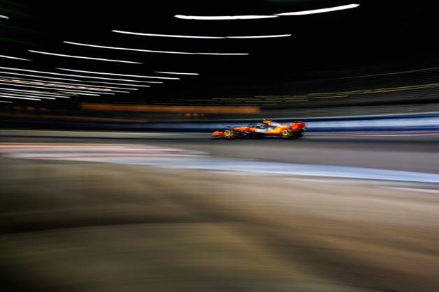 October 4, 2025, Singapore, Singapore: Lando Norris of Great Britain drives the (4) McLaren Formula 1 Team MCL39 during qualifying ahead of the F1 Grand Prix of Singapore at the Marina Bay Street Circuit. Singapore Singapore - ZUMAs197 20251004_aaa_s197_331 Copyright: xGeorgexHitchensx