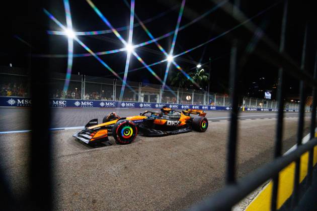 October 4, 2025, Singapore, Singapore: Oscar Piastri of Australia drives the (81) McLaren Formula 1 Team MCL39 during qualifying ahead of the F1 Grand Prix of Singapore at the Marina Bay Street Circuit. Singapore Singapore - ZUMAs197 20251004_aaa_s197_341 Copyright: xGeorgexHitchensx