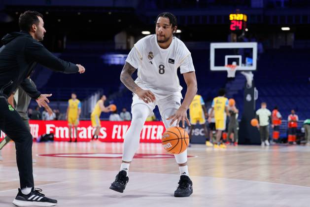 October 5, 2025, Madrid, Madrid, Spain: Chuma Okeke of Real Madrid warms up during the Spanish League, Liga ACB Endesa, basketball match played between Real Madrid and Dreamland Gran Canaria at Movistar Arena on October 05, 2025, in Madrid, Spain. Madrid Spain - ZUMAa181 20251005_zaa_a181_002 Copyright: xDennisxAgyemanx