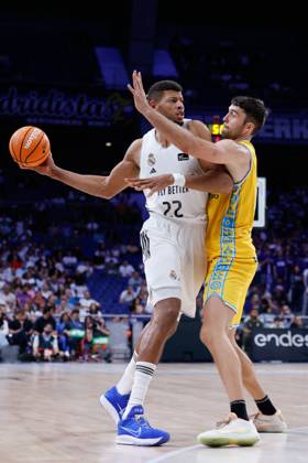 October 5, 2025, Madrid, Madrid, Spain: Walter Samuel Tavares da Veiga of Real Madrid and Mike Tobey of Dreamland Gran Canaria compete for the ball during the Spanish League, Liga ACB Endesa, basketball match played between Real Madrid and Dreamland Gran Canaria at Movistar Arena on October 05, 2025, in Madrid, Spain. Madrid Spain - ZUMAa181 20251005_zaa_a181_048 Copyright: xDennisxAgyemanx