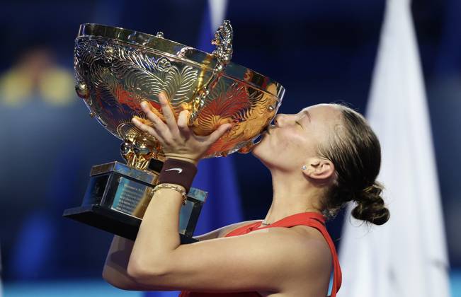 (251005) -- BEIJING, Oct. 5, 2025 -- Amanda Anisimova kisses the trophy during the awarding ceremony after the women s singles final match between Amanda Anisimova of the United States and Linda Noskova of the Czech Republic at 2025 China Open tennis tournament in Beijing, China, Oct. 5, 2025. ) (SP)CHINA-BEIJING-TENNIS-CHINA OPEN-WOMEN S SINGLES-FINAL (CN) BaixXuefei 
