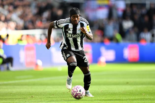 Newcastle United v Nottingham Forest - Premier League Anthony Elanga of Newcastle United runs with the ball during the Premier League match between Newcastle United and Nottingham Forest at St. James s Park in Newcastle, United Kingdom, on October 5, 2025. Newcastle Tyne and Wear United Kingdom Copyright: xMIxNewsx originalFilename:fletcher-newcastl251005_np7Hh