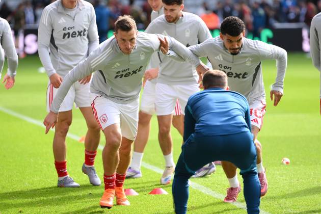 Newcastle United v Nottingham Forest - Premier League Forest players warm up ahead of the Premier League match between Newcastle United and Nottingham Forest at St. James s Park in Newcastle, United Kingdom, on October 5, 2025. Newcastle Tyne and Wear United Kingdom Copyright: xMIxNewsx originalFilename:fletcher-newcastl251005_npdB4