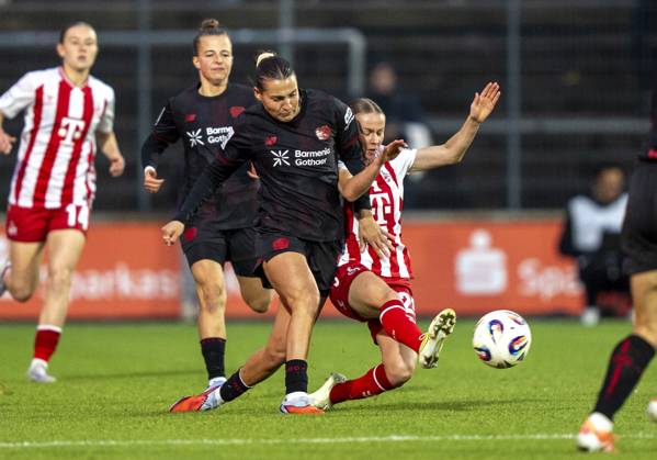 Zweikampf zwischen: Carlotta Wamser (Bayer 04 Leverkusen, 37) und Laura Donhauser (1. FC Koeln, 25) 05.10.2025, 1.FC Köln - Bayer Leverkusen, Fussball, Google Pixel Frauen-Bundesliga, GER, Köln, Franz-Kremer Stadion DFL regulations prohibit any use of photographs as image sequences and or quasi-video. Copyright: HMBxMedia xMarcoxBader