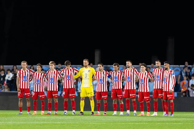 Real Club Celta de Vigo v Club Atletico de Madrid - LaLiga EA Sports VIGO, SPAIN - OCTOBER 5: Atletico de Madrid players observe a minute s silence prior the LaLiga EA Sports match between Real Club Celta de Vigo and Club Atletico de Madrid at Estadio Abanca-Balaidos on October 5, 2025 in Vigo, Spain. (Photos by Diego Simon Photo Players Images Magara Press) Vigo Estadio Abanca-Balaidos Spain Copyright: xDiegoxSimonx