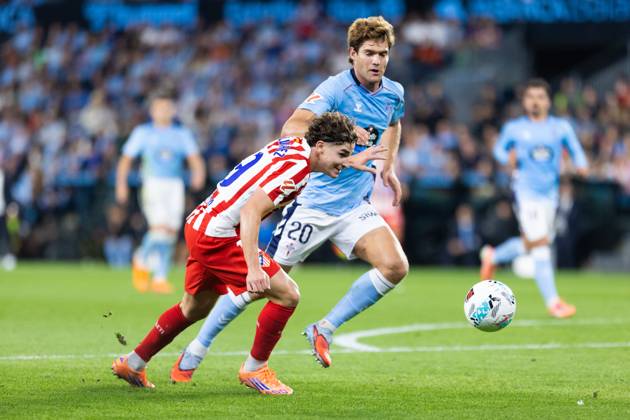 Real Club Celta de Vigo v Club Atletico de Madrid - LaLiga EA Sports VIGO, SPAIN - OCTOBER 5: Julian Alvarez of Atletico de Madrid competes for the ball with Marcos Alonso of RC Celta de Vigo during the LaLiga EA Sports match between Real Club Celta de Vigo and Club Atletico de Madrid at Estadio Abanca-Balaidos on October 5, 2025 in Vigo, Spain. (Photos by Diego Simon Photo Players Images Magara Press) Vigo Estadio Abanca-Balaidos Spain Copyright: xDiegoxSimonx
