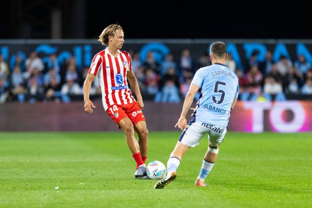Real Club Celta de Vigo v Club Atletico de Madrid - LaLiga EA Sports VIGO, SPAIN - OCTOBER 5: Marcos Llorente of Atletico de Madrid passes the ball during the LaLiga EA Sports match between Real Club Celta de Vigo and Club Atletico de Madrid at Estadio Abanca-Balaidos on October 5, 2025 in Vigo, Spain. (Photos by Diego Simon Photo Players Images Magara Press) Vigo Estadio Abanca-Balaidos Spain Copyright: xDiegoxSimonx