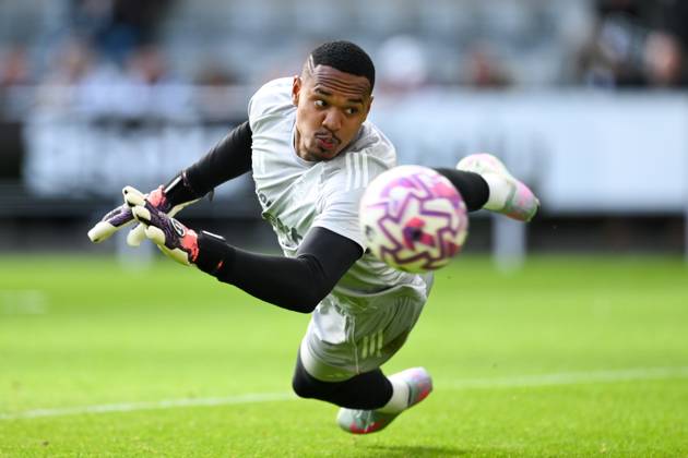Newcastle United v Nottingham Forest - Premier League John of Nottingham Forest warms up ahead of kick-off during the Premier League match between Newcastle United and Nottingham Forest at St. James s Park in Newcastle, United Kingdom, on October 5, 2025. Newcastle Tyne and Wear United Kingdom Copyright: xMIxNewsx originalFilename:fletcher-newcastl251005_npiAV