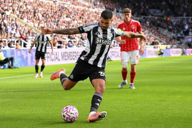 Newcastle United v Nottingham Forest - Premier League Bruno Guimaraes of Newcastle United lines up a cross during the Premier League match between Newcastle United and Nottingham Forest at St. James s Park in Newcastle, United Kingdom, on October 5, 2025. Newcastle Tyne and Wear United Kingdom Copyright: xMIxNewsx originalFilename:fletcher-newcastl251005_npsJi