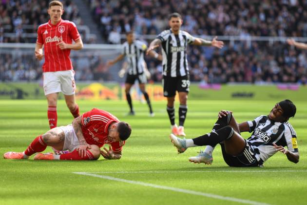 Newcastle United v Nottingham Forest - Premier League Morato of Nottingham Forest and Anthony Elanga of Newcastle United clash during the Premier League match between Newcastle United and Nottingham Forest at St. James s Park in Newcastle, United Kingdom, on October 5, 2025. Newcastle Tyne and Wear United Kingdom Copyright: xMIxNewsx originalFilename:fletcher-newcastl251005_npuTF