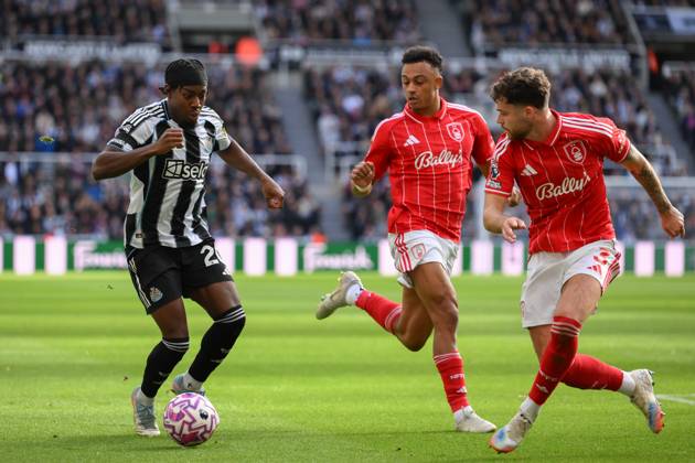 Newcastle United v Nottingham Forest - Premier League Anthony Elanga of Newcastle United is under pressure from Neco Williams and Dan Ndoye of Nottingham Forest during the Premier League match between Newcastle United and Nottingham Forest at St. James s Park in Newcastle, United Kingdom, on October 5, 2025. Newcastle Tyne and Wear United Kingdom Copyright: xMIxNewsx originalFilename:fletcher-newcastl251005_npwc7