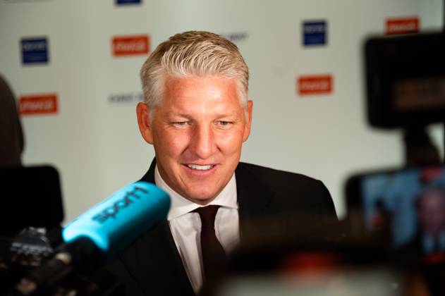 Dortmund am 6.Oktober 2025 HALL OF FAME-Preisverleihung 2025 im Deutschen Fußballmuseum v.,l., sehr gefragt Mann, Bastian Schweinsteiger im interview Copyright: JoaquimxFerreira