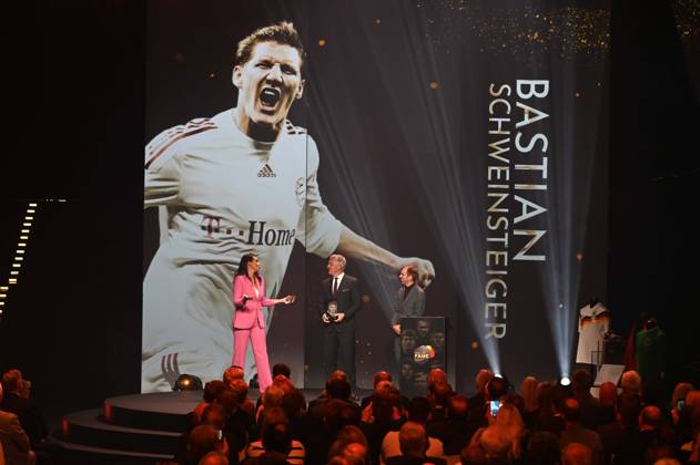 v.l. Moderatorin Esther SEDLACZEK; Preistraeger Bastian SCHWEINSTEIGER und Laudator Philipp LAHM, HALL OF FAME-Preisverleihung 2025 am 06.10.2025 im Deutschen Fussball-Museum in Dortmund Deutschland. Â