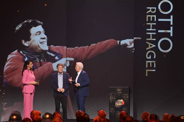 v.l. Moderatorin Esther SEDLACZEK; Preistraeger Otto REHHAGEL und Laudator Benno MOEHLMANN, Möhlmann HALL OF FAME-Preisverleihung 2025 am 06.10.2025 im Deutschen Fussball-Museum in Dortmund Deutschland. Â