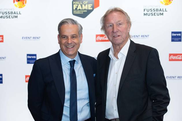 v.l. Manuel NEUKIRCHNER, Leiter des Deutschen Fussball-Museums, Horst HRUBESCH, ehem. Fussballspieler, Roter Teppich, Red Carpet Show, Ankunft, arrival, HALL OF FAME-Preisverleihung 2025 am 06.10.2025 im Deutschen Fussball-Museum in Dortmund Deutschland. Â