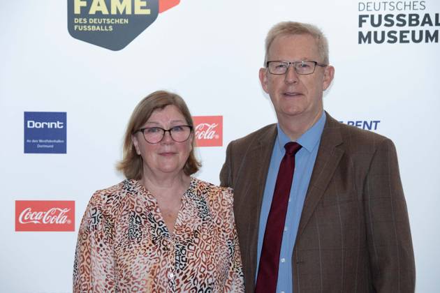 Mark TRAUTMANN, Sohn von Bert Trautmann, mit Ehefrau Roter Teppich, Red Carpet Show, Ankunft, arrival, HALL OF FAME-Preisverleihung 2025 am 06.10.2025 im Deutschen Fussball-Museum in Dortmund Deutschland. Â