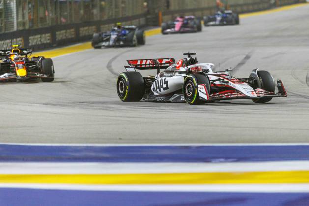 October 5, 2025, Singapore, Singapore: Esteban Ocon of France and the MoneyGram Haas F1 Team during the F1 Grand Prix of Singapore at the Marina Bay Street Circuit. Singapore Singapore - ZUMAngap 20251005_aaa_s197_514 Copyright: xGeorgexHitchensx