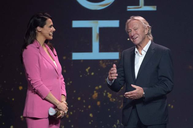 Moderatorin Esther SEDLACZEK und Preistraeger Horst HRUBESCH, HALL OF FAME-Preisverleihung 2025 am 06.10.2025 im Deutschen Fussball-Museum in Dortmund Deutschland. Â