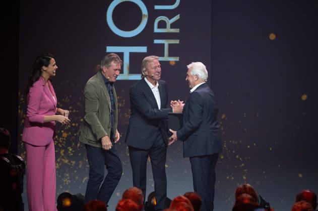 v.l. Moderatorin Esther SEDLACZEK, Laudator Manfred KALTZ, Preistraeger Horst HRUBESCH und Laudator Klaus FISCHER, HALL OF FAME-Preisverleihung 2025 am 06.10.2025 im Deutschen Fussball-Museum in Dortmund Deutschland. Â