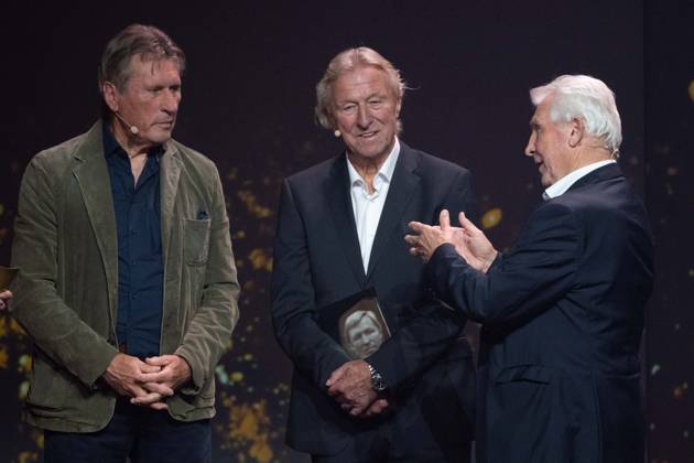 v.l. Laudator Manfred KALTZ, Preistraeger Horst HRUBESCH und Laudator Klaus FISCHER, HALL OF FAME-Preisverleihung 2025 am 06.10.2025 im Deutschen Fussball-Museum in Dortmund Deutschland. Â