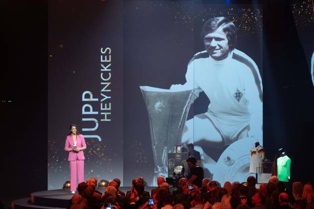 Preistraeger Jupp HEYNCKES wird in Abwesenheit geehrt, links Moderatorin Esther SEDLACZEK HALL OF FAME-Preisverleihung 2025 am 06.10.2025 im Deutschen Fussball-Museum in Dortmund Deutschland. Â