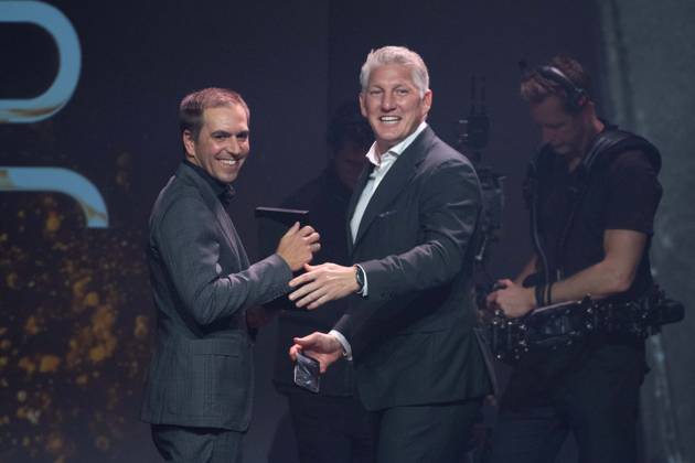 Preistraeger Jupp HEYNCKES wird in Abwesenheit geehrt, Bastian SCHWEINSTEIGER und Philipp LAHM nehmen ein Selfie-Video auf, HALL OF FAME-Preisverleihung 2025 am 06.10.2025 im Deutschen Fussball-Museum in Dortmund Deutschland. Â