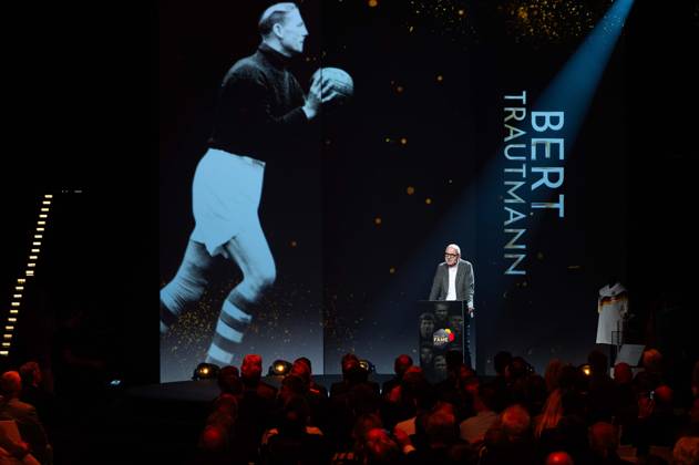 Bernd NEUENDORF, DFB-Praesident, haelt die Laudatio, Ehrung fuer Bert TRAUMANN (Posthum) HALL OF FAME-Preisverleihung 2025 am 06.10.2025 im Deutschen Fussball-Museum in Dortmund Deutschland. Â