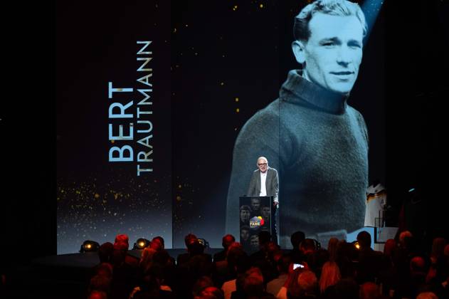 Bernd NEUENDORF, DFB-Praesident, haelt die Laudatio, Ehrung fuer Bert TRAUMANN (Posthum) HALL OF FAME-Preisverleihung 2025 am 06.10.2025 im Deutschen Fussball-Museum in Dortmund Deutschland. Â
