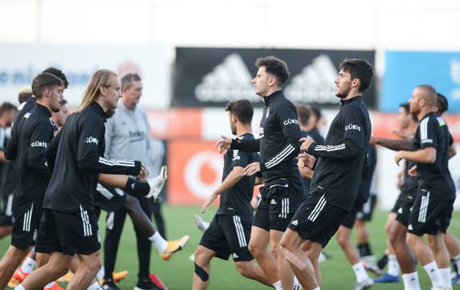 Besiktas training session ahead of UEFA Europa League match against Portugal s Rio Ave ISTANBUL, TURKEY - SEPTEMBER 23 : Domagoj Vida (Front L) of Besiktas attends a training session led by Besiktas assistant coach Murat Sahin ahead of the UEFA Europa League 3rd qualifying round match against Portugal s Rio Ave at Besiktas Nevzat Demir Facilities in Istanbul, Turkey on September 23, 2020. Istanbul Turkey. Editorial use only. Please get in touch for any other usage.  Copyright: x2025xAnadoluxEmrahxYorulmazx