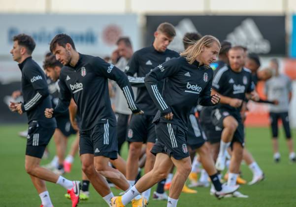 Besiktas training session ahead of UEFA Europa League match against Portugal s Rio Ave ISTANBUL, TURKEY - SEPTEMBER 23 : Domagoj Vida (Front R) of Besiktas attends a training session led by Besiktas assistant coach Murat Sahin ahead of the UEFA Europa League 3rd qualifying round match against Portugal s Rio Ave at Besiktas Nevzat Demir Facilities in Istanbul, Turkey on September 23, 2020. Istanbul Turkey. Editorial use only. Please get in touch for any other usage.  Copyright: x2025xAnadoluxEmrahxYorulmazx