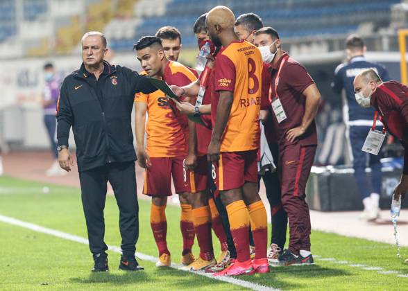 Kasimpasa v Galatasaray - Turkish Super Lig ISTANBUL, TURKEY - OCTOBER 4: Head Coach Fatih Terim of Galatasaray gestures during the Turkish Super Lig match between Kasimpasa and Galatasaray, at Recep Tayyip Erdogan Stadium on October 4, 2020 in Istanbul, Turkey. Istanbul Turkey. Editorial use only. Please get in touch for any other usage. Copyright: x2025xAnadoluxElifxÖztürkx