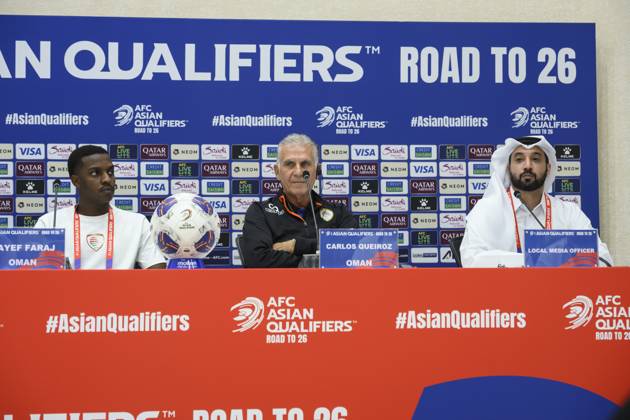 press conference, PK, Pressekonferenz TEAM OMAN-2026 FIFA World Cup, WM, Weltmeisterschaft, Fussball ASIAN QUALIFIER PLAYOFFS Head coach of Oman Carlos Queiroz (C) and player Nayef Faraj (L) attend a press conference ahead of the FIFA World Cup 2026 AFC Asian qualifiers playoffs group A match between United Arab Emirates and Oman at Jassim Bin Hamad Stadium in Doha, Qatar, on October 10, 2025. DOHA Qatar Copyright: xNOUSHADx
