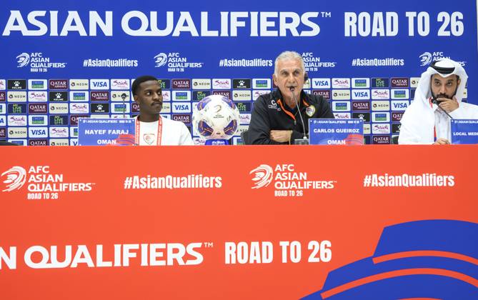 press conference, PK, Pressekonferenz TEAM OMAN-2026 FIFA World Cup, WM, Weltmeisterschaft, Fussball ASIAN QUALIFIER PLAYOFFS Head coach of Oman Carlos Queiroz (C) and player Nayef Faraj (L) attend a press conference ahead of the FIFA World Cup 2026 AFC Asian qualifiers playoffs group A match between United Arab Emirates and Oman at Jassim Bin Hamad Stadium in Doha, Qatar, on October 10, 2025. DOHA Qatar Copyright: xNOUSHADx