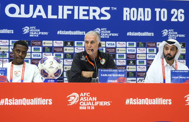 press conference, PK, Pressekonferenz TEAM OMAN-2026 FIFA World Cup, WM, Weltmeisterschaft, Fussball ASIAN QUALIFIER PLAYOFFS Head coach of Oman Carlos Queiroz (C) and player Nayef Faraj (L) attend a press conference ahead of the FIFA World Cup 2026 AFC Asian qualifiers playoffs group A match between United Arab Emirates and Oman at Jassim Bin Hamad Stadium in Doha, Qatar, on October 10, 2025. DOHA Qatar Copyright: xNOUSHADx
