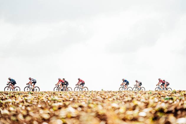 2025 UCI Gravel World Championships Picture by Alex Whitehead SWpix.com - 12 10 2025 - Cycling - 2025 UCI Gravel World Championships, Zuid-Limburg, Netherlands - Men Elite Race - The peloton Copyright: x xSWpix.comx(t axPhotographyxHubxLtd)xAlexxWhitehead SWpix.comx SWP-3030-9419