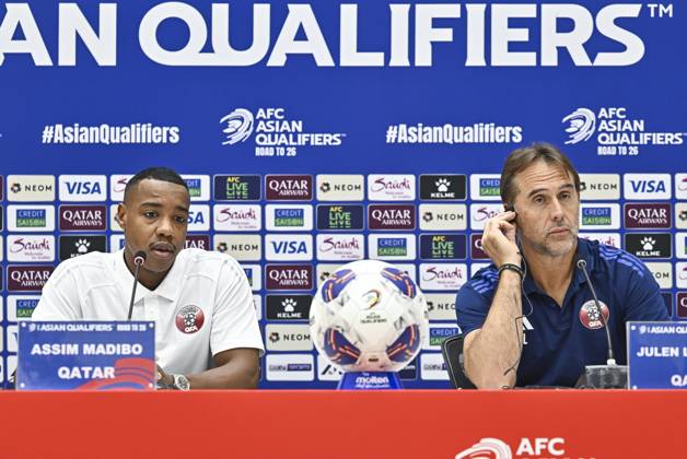 press conference, PK, Pressekonferenz TEAM QATAR-2026 FIFA World Cup, WM, Weltmeisterschaft, Fussball ASIAN QUALIFIER PLAYOFFS Head coach of Qatar Julen Lopetegui (R) and player Assim Madibo (L) attend a press conference ahead of the FIFA World Cup 2026 AFC Asian qualifiers playoffs group A match between Qatar and United Arab Emirates at Jassim Bin Hamad Stadium in Doha, Qatar, on October 13, 2025. DOHA Qatar Copyright: xNoushadxThekkayilx