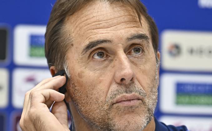 press conference, PK, Pressekonferenz TEAM QATAR-2026 FIFA World Cup, WM, Weltmeisterschaft, Fussball ASIAN QUALIFIER PLAYOFFS Head coach of Qatar Julen Lopetegui attends a press conference ahead of the FIFA World Cup 2026 AFC Asian qualifiers playoffs group A match between Qatar and United Arab Emirates at Jassim Bin Hamad Stadium in Doha, Qatar, on October 13, 2025. DOHA Qatar Copyright: xNOUSHADx