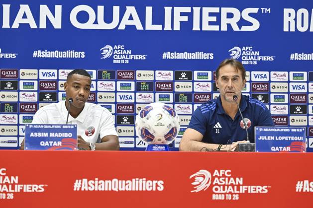 press conference, PK, Pressekonferenz TEAM QATAR-2026 FIFA World Cup, WM, Weltmeisterschaft, Fussball ASIAN QUALIFIER PLAYOFFS Head coach of Qatar Julen Lopetegui (R) and player Assim Madibo (L) attend a press conference ahead of the FIFA World Cup 2026 AFC Asian qualifiers playoffs group A match between Qatar and United Arab Emirates at Jassim Bin Hamad Stadium in Doha, Qatar, on October 13, 2025. DOHA Qatar Copyright: xNoushadxThekkayilx