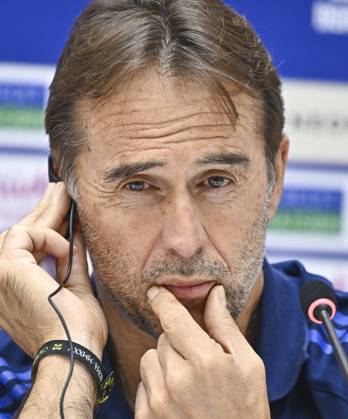 press conference, PK, Pressekonferenz TEAM QATAR-2026 FIFA World Cup, WM, Weltmeisterschaft, Fussball ASIAN QUALIFIER PLAYOFFS Head coach of Qatar Julen Lopetegui attends a press conference ahead of the FIFA World Cup 2026 AFC Asian qualifiers playoffs group A match between Qatar and United Arab Emirates at Jassim Bin Hamad Stadium in Doha, Qatar, on October 13, 2025. DOHA Qatar Copyright: xNOUSHADx