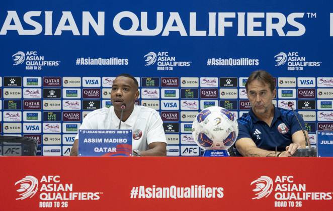 press conference, PK, Pressekonferenz TEAM QATAR-2026 FIFA World Cup, WM, Weltmeisterschaft, Fussball ASIAN QUALIFIER PLAYOFFS Head coach of Qatar Julen Lopetegui (R) and player Assim Madibo (L) attend a press conference ahead of the FIFA World Cup 2026 AFC Asian qualifiers playoffs group A match between Qatar and United Arab Emirates at Jassim Bin Hamad Stadium in Doha, Qatar, on October 13, 2025. DOHA Qatar Copyright: xNoushadxThekkayilx