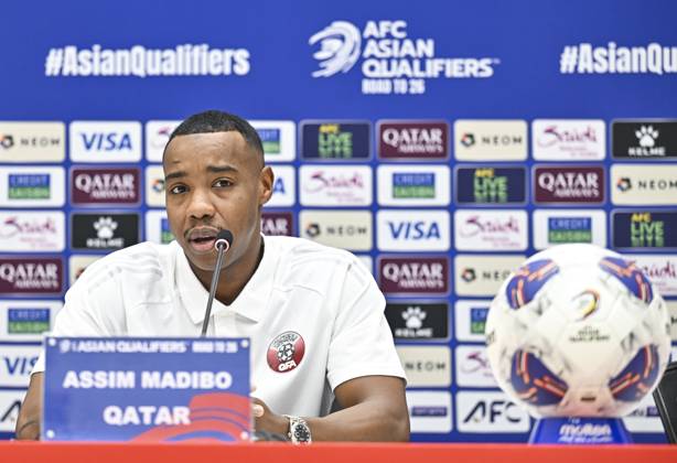 press conference, PK, Pressekonferenz TEAM QATAR-2026 FIFA World Cup, WM, Weltmeisterschaft, Fussball ASIAN QUALIFIER PLAYOFFS Qatar player Assim Madibo attends a press conference ahead of the FIFA World Cup 2026 AFC Asian qualifiers playoffs group A match between Qatar and United Arab Emirates at Jassim Bin Hamad Stadium in Doha, Qatar, on October 13, 2025. DOHA Qatar Copyright: xNOUSHADxTHEKKAYILx
