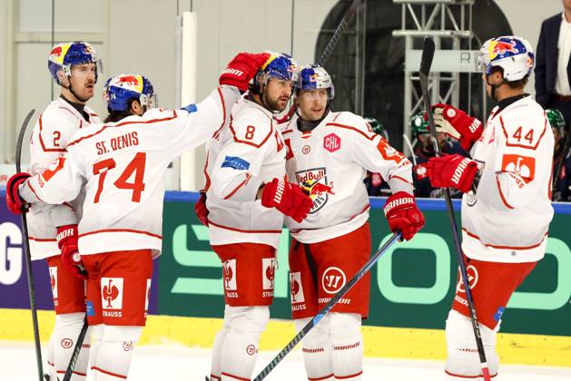 Ice hockey, Eishockey - CHL, EC RBS vs Berlin SALZBURG,AUSTRIA,15.OCT.25 - ICE HOCKEY - CHL, Champions Hockey League, group stage, EC Red Bull Salzburg vs Eisbaeren Berlin. Image shows the rejoicing of Tyler Lewington, Connor Corcoran and Lucas Thaler (EC RBS).  GEPAxpictures xMathiasxMandl