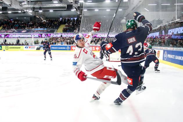 Ice hockey, Eishockey - CHL, EC RBS vs Berlin SALZBURG,AUSTRIA,15.OCT.25 - ICE HOCKEY - CHL, Champions Hockey League, group stage, EC Red Bull Salzburg vs Eisbaeren Berlin. Image shows Luca Auer (EC RBS) and Andreas Eder (Berlin).  GEPAxpictures xMathiasxMandl