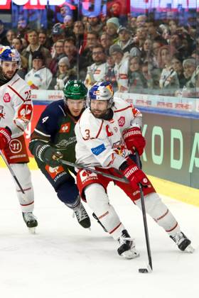 Ice hockey, Eishockey - CHL, EC RBS vs Berlin SALZBURG,AUSTRIA,15.OCT.25 - ICE HOCKEY - CHL, Champions Hockey League, group stage, EC Red Bull Salzburg vs Eisbaeren Berlin. Image shows Peter Schneider (EC RBS) and Adam Smith (Berlin).  GEPAxpictures xMathiasxMandl