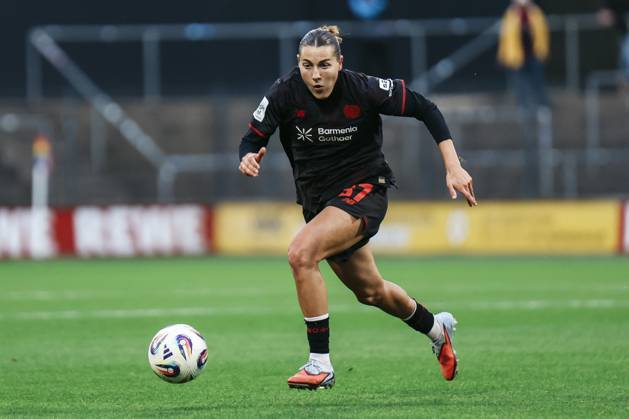 Google Pixel Frauen-Bundesliga: 1.FC Köln- Bayer 04 Leverkusen; 16.10.2025 Carlotta Wamser (Bayer 04 Leverkusen, 37) am Ball Google Pixel Frauen-Bundesliga: 1.FC Köln- Bayer 04 Leverkusen, Franz-Kremer-Stadion ;16.10.2025 Copyright: xBEAUTIFULxSPORTS Freisenx
