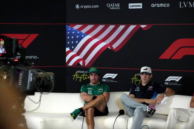 16.10.2025, Circuit of The Americas, Austin, FORMULA 1 MSC CRUISES UNITED STATES GRAND PRIX 2025 , im Bild Fernando Alonso (ESP), Aston Martin Aramco Cognizant Formula One Team, Franco Colapinto (ARG), BWT Alpine F1 Team (Photo by Hasan Bratic DeFodi Images) 16 10 2025, Circuit of The Americas, Austin, FORMULA 1 MSC CRUISES UNITED STATES GRAND PRIX 2025 , pictured Fernando Alonso ESP , Aston Martin Aramco Cognizant Formula One Team, Franco Colapinto ARG , BWT Alpine F1 Team Photo by Hasan Bratic DeFodi Images