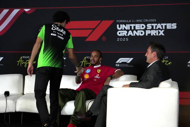 16.10.2025, Circuit of The Americas, Austin, FORMULA 1 MSC CRUISES UNITED STATES GRAND PRIX 2025 , im Bild Lewis Hamilton (GBR), Scuderia Ferrari HP, Gabriel Bortoleto (BRA), Stake F1 Team Kick Sauber (Photo by Hasan Bratic DeFodi Images) 16 10 2025, Circuit of The Americas, Austin, FORMULA 1 MSC CRUISES UNITED STATES GRAND PRIX 2025 , in the picture Lewis Hamilton GBR , Scuderia Ferrari HP, Gabriel Bortoleto BRA , Stake F1 Team Kick Sauber Photo by Hasan Bratic DeFodi Images
