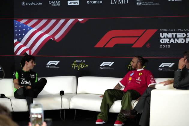 16.10.2025, Circuit of The Americas, Austin, FORMULA 1 MSC CRUISES UNITED STATES GRAND PRIX 2025 , im Bild Lewis Hamilton (GBR), Scuderia Ferrari HP, Gabriel Bortoleto (BRA), Stake F1 Team Kick Sauber (Photo by Hasan Bratic DeFodi Images) 16 10 2025, Circuit of The Americas, Austin, FORMULA 1 MSC CRUISES UNITED STATES GRAND PRIX 2025 , in the picture Lewis Hamilton GBR , Scuderia Ferrari HP, Gabriel Bortoleto BRA , Stake F1 Team Kick Sauber Photo by Hasan Bratic DeFodi Images