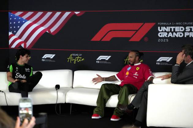 16.10.2025, Circuit of The Americas, Austin, FORMULA 1 MSC CRUISES UNITED STATES GRAND PRIX 2025 , im Bild Lewis Hamilton (GBR), Scuderia Ferrari HP, Gabriel Bortoleto (BRA), Stake F1 Team Kick Sauber (Photo by Hasan Bratic DeFodi Images) 16 10 2025, Circuit of The Americas, Austin, FORMULA 1 MSC CRUISES UNITED STATES GRAND PRIX 2025 , in the picture Lewis Hamilton GBR , Scuderia Ferrari HP, Gabriel Bortoleto BRA , Stake F1 Team Kick Sauber Photo by Hasan Bratic DeFodi Images
